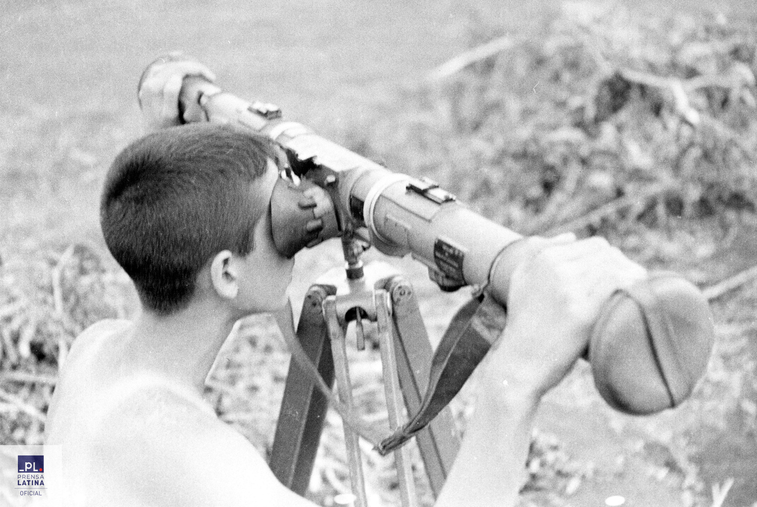 Image: Roberto Salas, A young man uses a rangefinder to watch for incoming aircraft, photograph, October 1962, courtesy of Prensa Latina.
